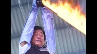 《新警察故事》幕后花絮里成龙徒手灭火，不愧是你啊大哥