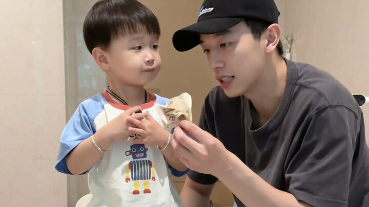 บันทึกครั้งแรกที่ลูกน้อยวัยสองขวบกว่าออกหาอาหารด้วยตัวเอง!