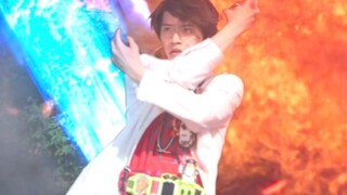 Melihat bentuk terakhir Ksatria Heisei yang telah diperkuat kembali