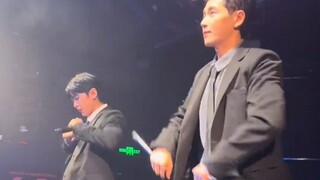 Mắt liếc tình tứ như tơ!! Đợi em trai vào đại học để cậu ấy kiếm tiền sinh hoạt nhé~