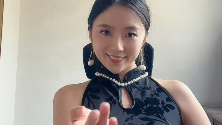 Vayne seksi membagikan kartu secara online