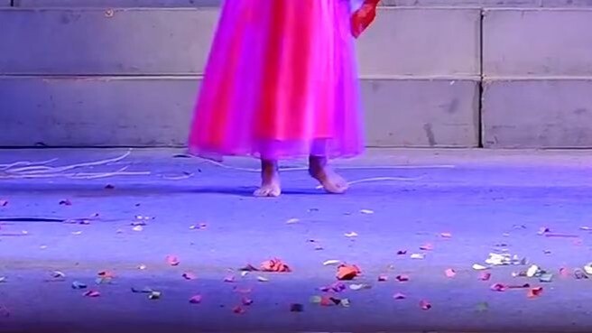 Nữ sinh trung học chân trần biểu diễn vũ đạo "Hồng Chiêu Nguyện"