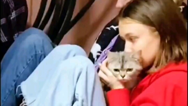 ชายชาวโปแลนด์ล่อลวงหญิงสาวผู้ลี้ภัยชาวยูเครนวัย 19 ปีไปที่บ้านของเขาโดยอ้างว่าจะให้ที่พักพิงแก่เธอ จ