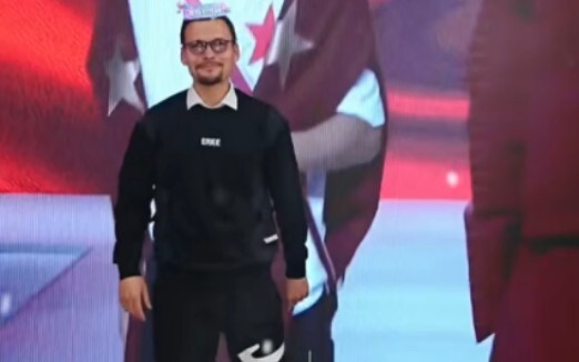 Kita lihat saja, apakah wakil kepala sekolah yang merupakan teman Kevin Zangfeng tampan atau tidak