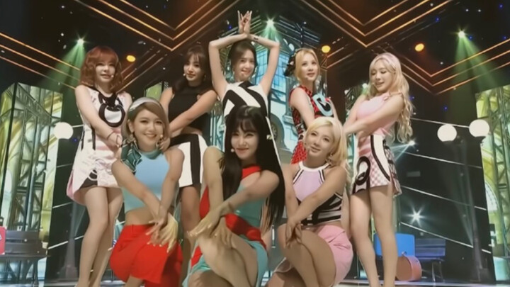 هذه الإطلالة رائعة بكل بساطة. هذا هو الأسطوري الذي يرتدي أغلى زيّ ويقف بأقصى وقوفه كالحصان.