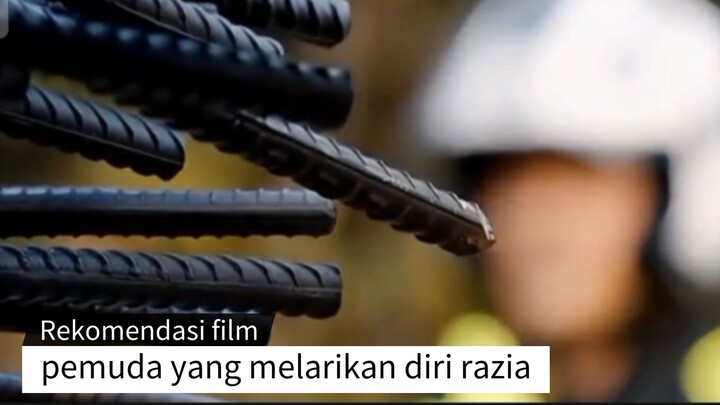 pemuda yang melarikan diri dari razia!!