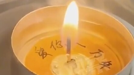 Padahal lilin itu berwarna putih, tetapi mengeluarkan cahaya hijau