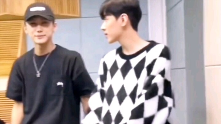 تشونغ هنغ: أنا أروّج لرقص الفرق النسائية!!! جاي تشان: لا تسألني، اسأل أخي، هو من يحب ذلك!!! عندما كن