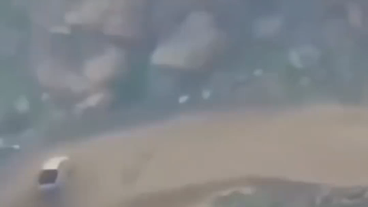 他说妈妈还在山上。