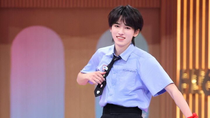 Chiếc áo lông được nhiều người mong đợi đã xuất hiện rồi, Tống Á Hiên cậu thật giỏi quá!