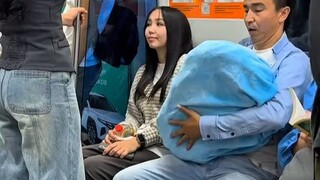 地铁让座恶作剧，“好人有好报”这句话立刻就应验了！