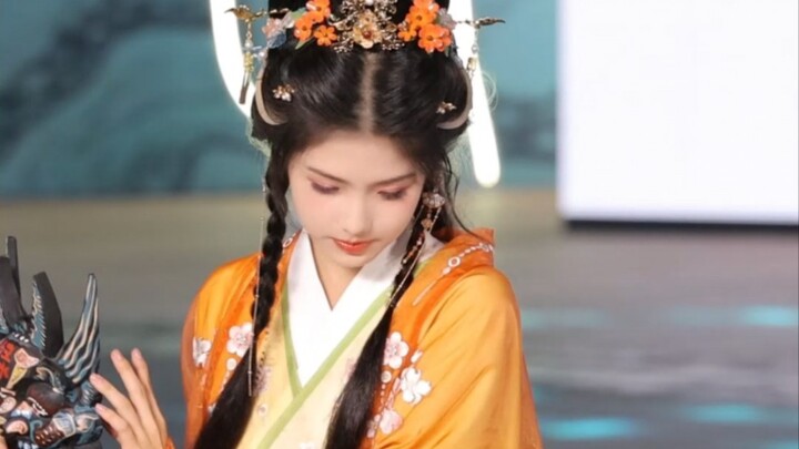 อย่าโกหกนะ ปรากฎว่าเรื่องราวในนิยายเกี่ยวกับการตกหลุมรักเมืองและเมืองเมื่ออายุสิบสี่หรือสิบห้ามีอยู่