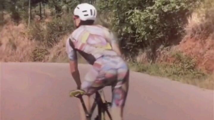 شورت بحمالات مع تسريحة الشَّعر المُقسَّم من الوسط. أنا كونكون، تذكّرني!