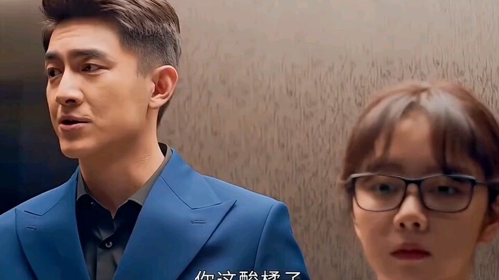 Cô gái thấy vị tổng giám đốc công ty khác không tìm được chỗ ngồi, liền chủ động tới giúp; nào ngờ l