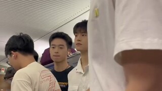 某高校学姐做高铁分享，听我的 假期高铁选b座，会遇大包帅气男大！！