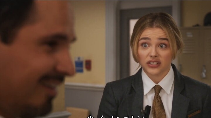 Trailer for the movie Tom and Jerry, Hit-Girl watches the cat and mouse LOVE of KILL