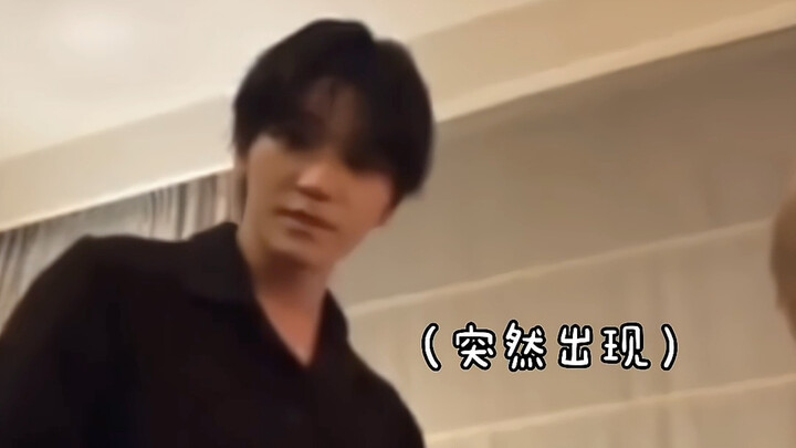 【Lee Tae-yong】Đang gọi video với cậu bạn thân thì crush của bạn bỗng nhiên lọt vào khung hình…
