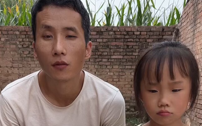 Mom makes pinwheel candy using watermelon bubble gum