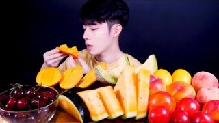 Memakan buah apel, mangga, semangka