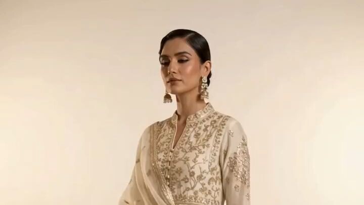 👗 Elegant Ivory and Gold Anarkali Showcase