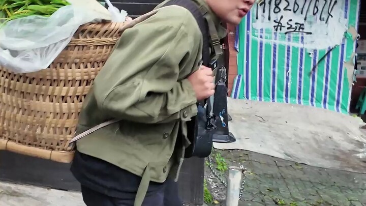 สายรถบัสตะกร้าสะพายหลังเส้นหนึ่ง ได้บรรทุกชีวิตประจำวันอันแสนอบอุ่นของผู้คนนับไม่ถ้วน