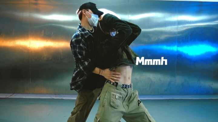 Pan Pan & Zi Qi choreographed Mmmh duet, which looks like dancing but is actually fighting