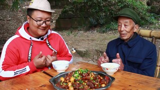 四川农村“黄豆焖猪蹄”教程来了，猪蹄软烂脱骨，肥而不腻