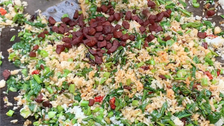 Cơm chiên xá xíu giòn trên chảo gang ngoài phố chỉ mười tệ một suất, thơm ngon quá đỗi‼️