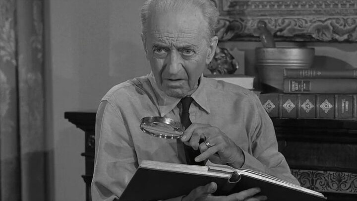 Ông lão tình cờ mở cuốn album ảnh đã bị bỏ quên nhiều năm, nhưng khi nhìn thấy những người trong đó,