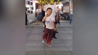 แค่เห็นครั้งแรกก็หลงเสน่ห์ท่วงท่าการเต้นของเด็กชายคนนี้แล้ว ถือเป็นพรสวรรค์ล้ำเลิศอย่างแท้จริง!