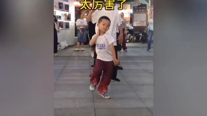 第一眼就被这小孩哥的舞姿迷住了，绝对的天赋异禀！
