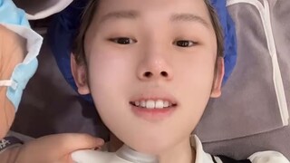 เด็กชายและเด็กหญิง) ถูกพยาบาลค้นพบ และตัวตนของเธอถูกเปิดเผยเนื่องจากลูกแอปเปิ้ลของอดัมของเธอ