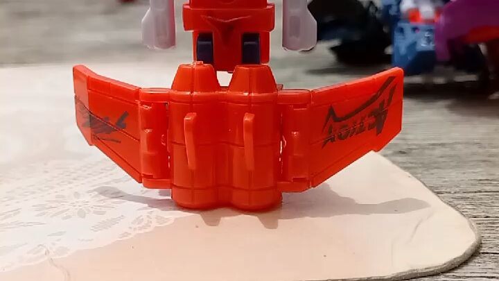 Robot Jetron, thành viên thứ 9 của nhóm Musketeer.