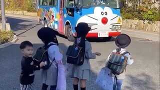 日本超萌的哆啦A梦校车，小朋友都开开心心上学