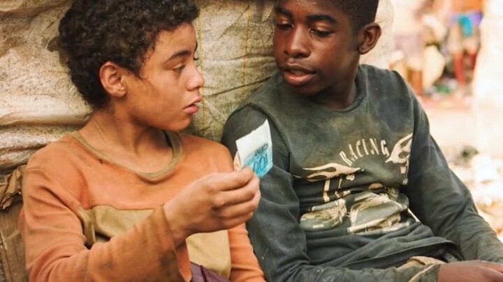 เด็กชายบังเอิญเก็บกระเป๋าเงินแบรนด์หรูได้ แต่ไม่คาดคิดว่าข้างในกลับซ่อนทรัพย์สมบัตินับสิบล้านไว้!