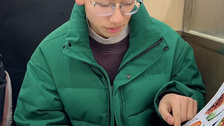 #لي بينغ بث مباشر لعشاء الليلة مع جرد المخزون، وهذا بناءً على طلب المتابعين، طلبت من ابني أن يختار ا