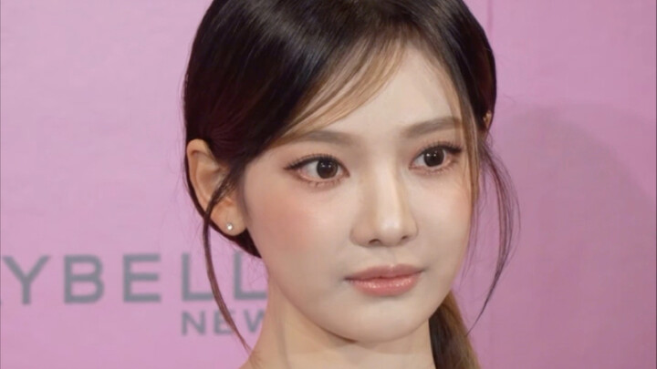 Ning Yizhuo’s naturally flawless skin holds up perfectly under the Japanese media’s cameras.