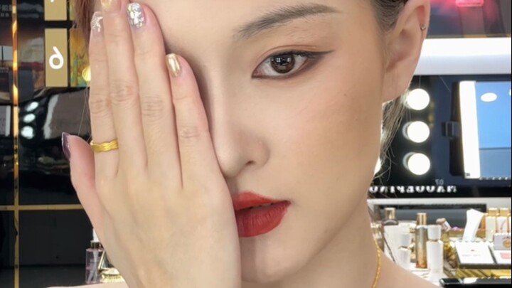 Trang điểm năm 2005 của nhân viên bán hàng 🆚 năm 2025, đã có mùi vị đó chưa～