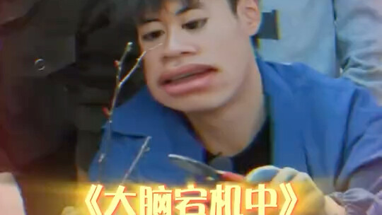 الطالب الضعيف ما زال يفحص السؤال، بينما سلّم المتفوّق ورقته بالفعل!