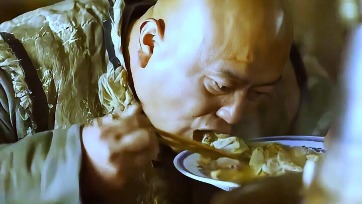 A little-known film and TV actor eats on set: the coachman savors mouthfuls of hot-pot mutton—so fra