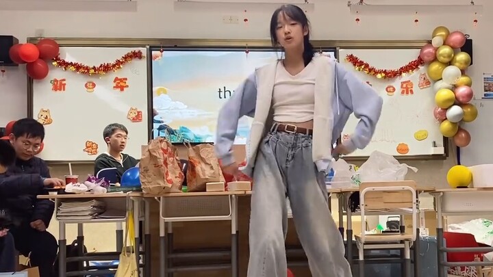 [Xiao Yao] membawakan lagu Thirst di pesta kelas!