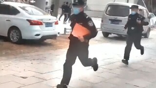 Nhiệm vụ của cảnh sát là truy đuổi hắn, và bản chất con người là không thể bắt được hắn!