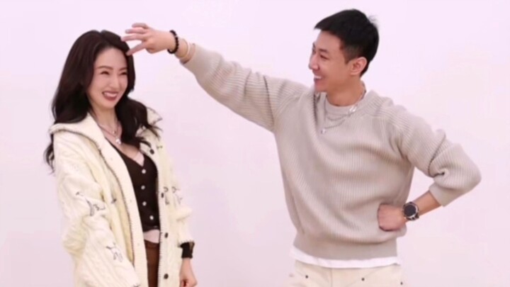 Trương Duy Y và Đổng Huyên cùng nhau hỗ trợ Lý Phi quảng bá ca khúc, đồng thời không quên khoe tình 