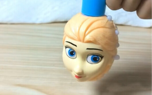 เอลซ่า: หนูจะโทรแจ้งตำรวจค่ะ