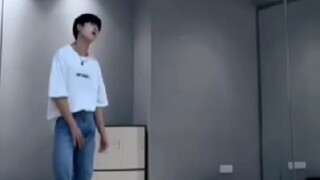 Ah ah ah ah ah ah ah ah!!! Zhuo Yuan tampan sekali!