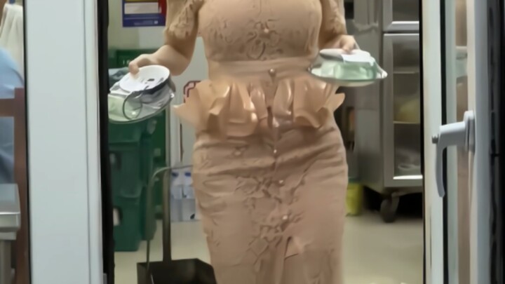 هل متوفر ساق خروف مشوية؟ السيدة المالكة تشويها طازجًا الآن!