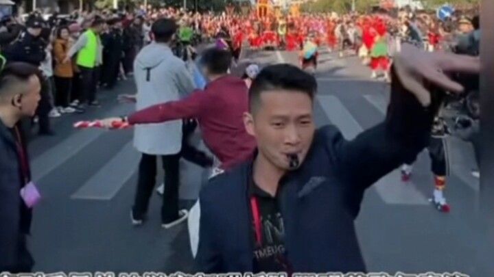 潮汕英歌舞被外地游客打断，小孩抢时迁蛇，演员被围堵到无法表演