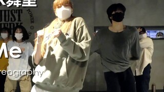 رقصة مثيرة للغاية للفتاة الجميلة بادا لي "On Me" مع ذيل حصانين! 【استوديو Justjerk للرقص】