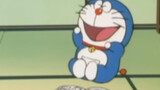 Doraemon membaca komik dan tertawa selama tiga puluh menit