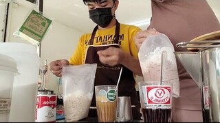 แม่ค้าพ่อค้าชงไม่หยุดมือเพลินเลยค่ะกาแฟโบราณถุงกระดาษริมทางเข้มหอมอร่อยใน25บาทค่ะ